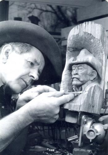 吉姆·萨维奇雕刻栅栏柱